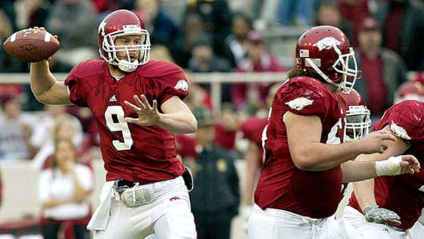 FB_Arkansas_MattJones_Pass